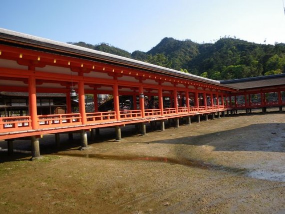 「厳島神社・廻廊」　干潮時に廻廊を海側から写す